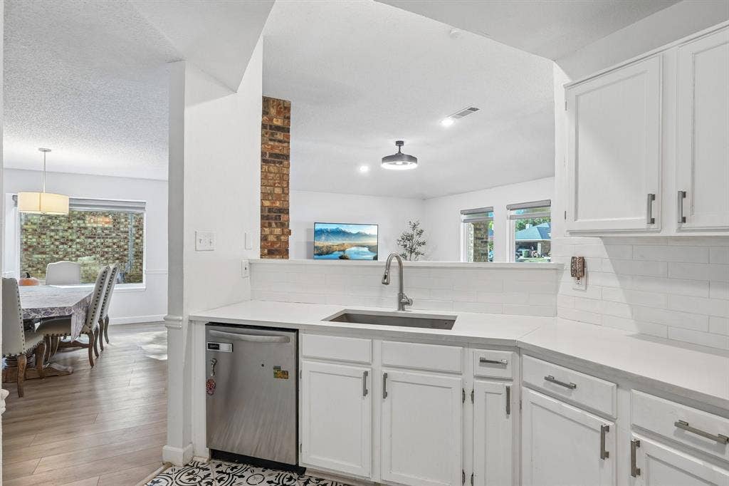 322 Valley Spring Drive, Arlington, TX 76018 Look at this gorgeous kitchen