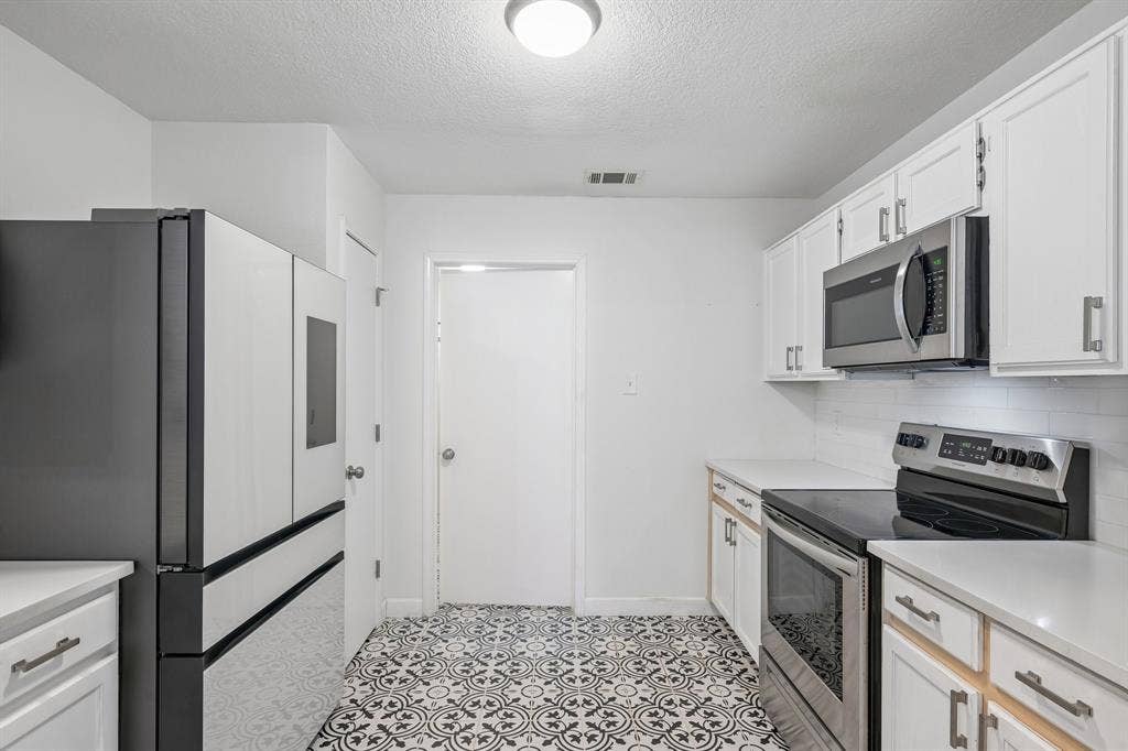 322 Valley Spring Drive, Arlington, TX 76018 Updated kitchen