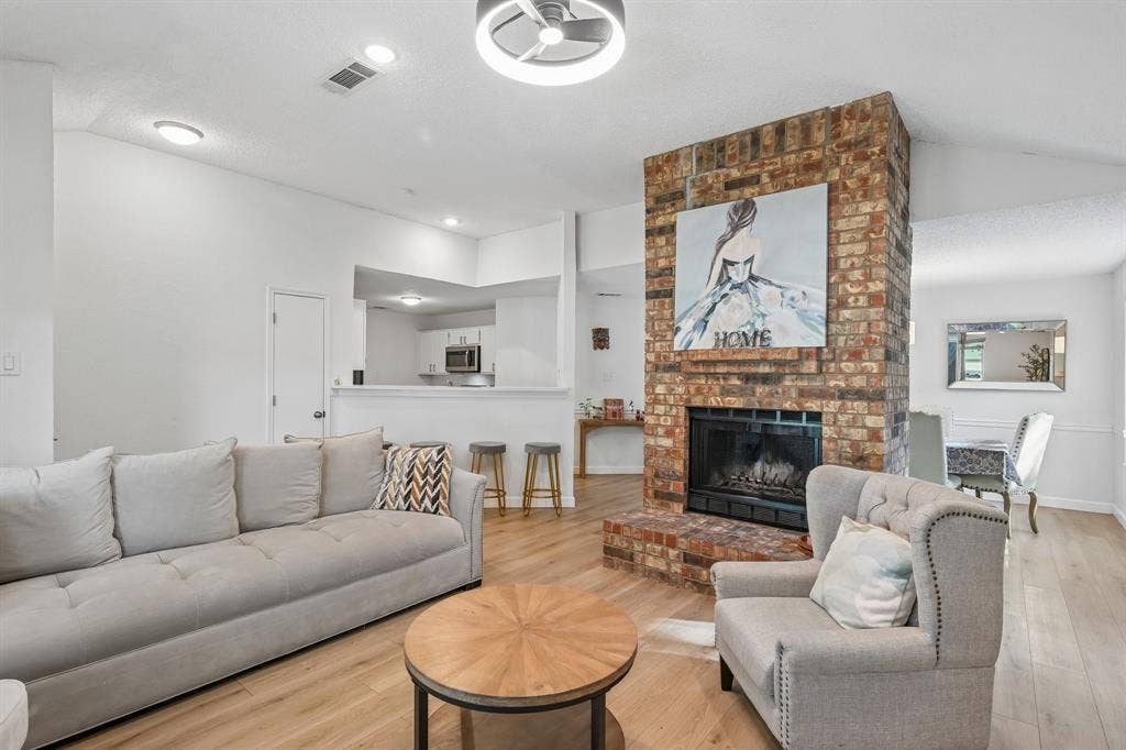 322 Valley Spring Drive, Arlington, TX 76018 Living room with wood burning fireplace
