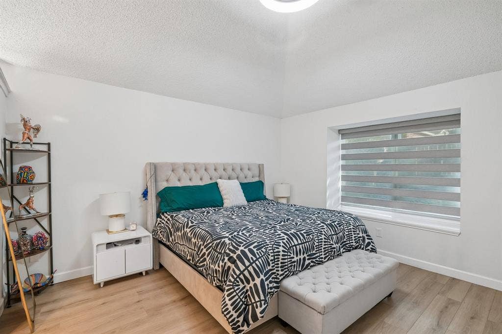 322 Valley Spring Drive, Arlington, TX 76018 Primary bedroom with custom window shades