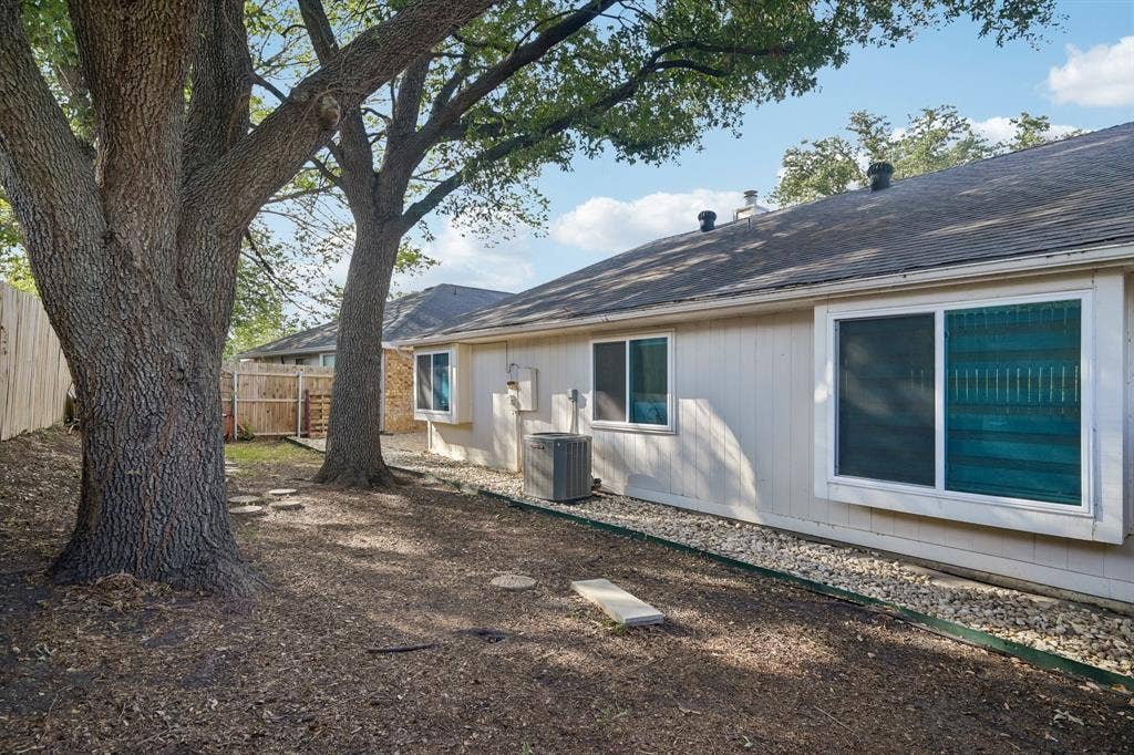 322 Valley Spring Drive, Arlington, TX 76018 Backyard view