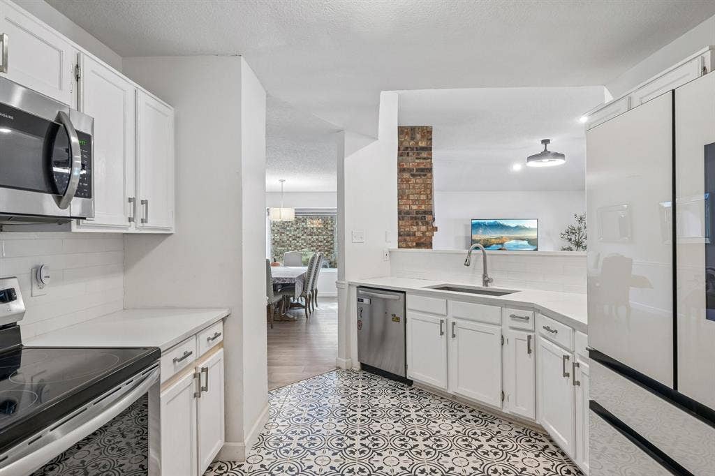 322 Valley Spring Drive, Arlington, TX 76018 Beautifully updated kichen