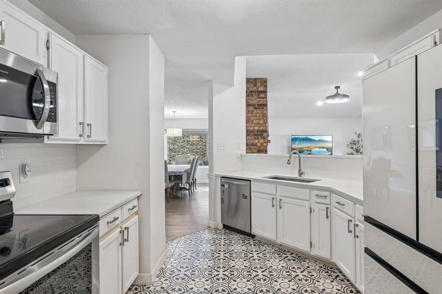 Property photo for 322 Valley Spring Drive, Arlington, TX