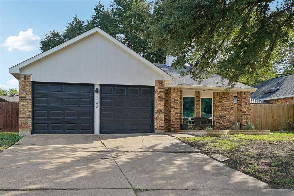 322 Valley Spring Drive, Arlington, TX 76018 Welcome to 322 Valley Spring!
