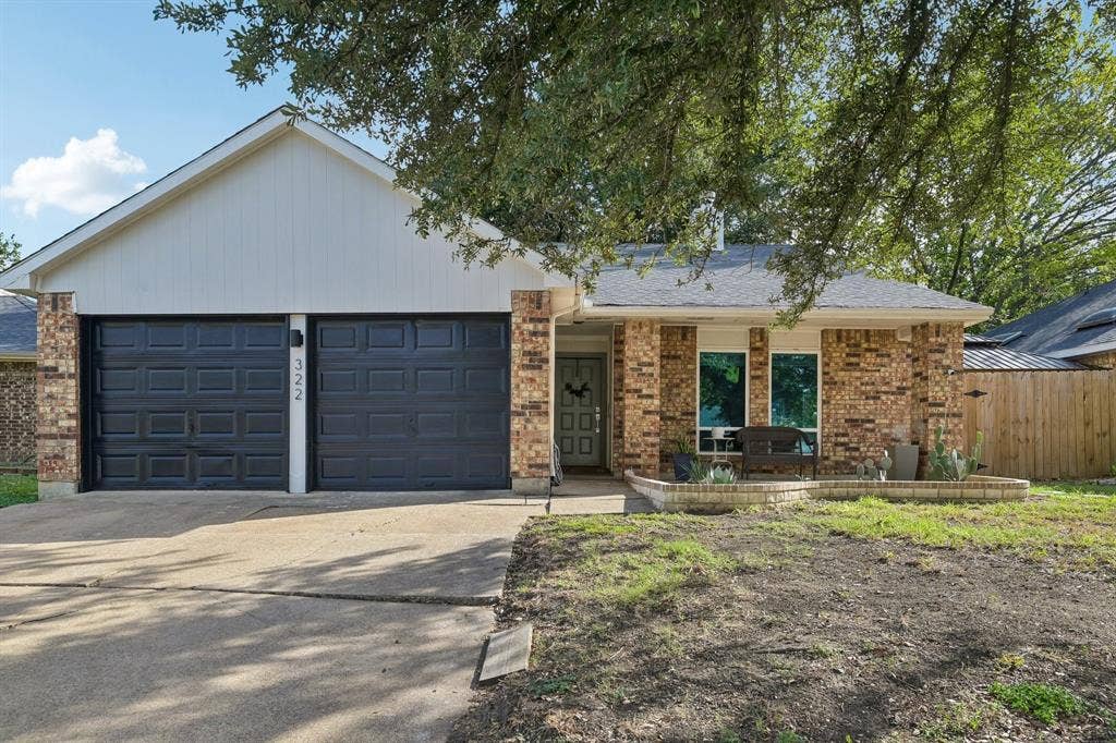 322 Valley Spring Drive, Arlington, TX 76018 Front yard view