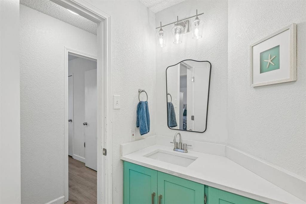 322 Valley Spring Drive, Arlington, TX 76018 Guest Bath
