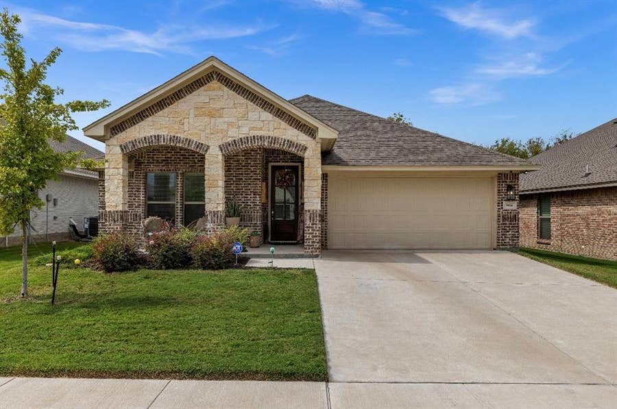 Property photo for 9936 Mescalbean Boulevard, Fort Worth, TX