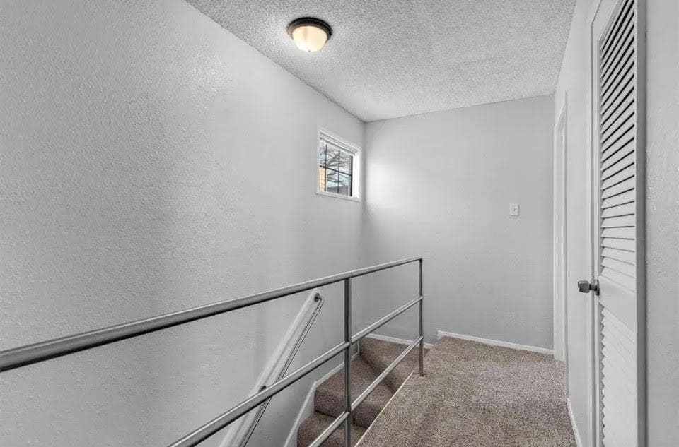 5326 Columbia Avenue, Dallas, TX 75214 A well-lit second floor hallway