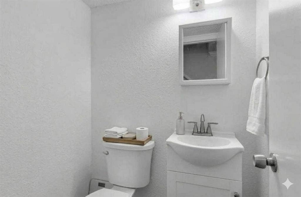 5326 Columbia Avenue, Dallas, TX 75214 Virtually-staged half bathroom