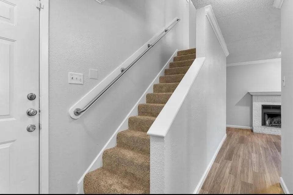 5326 Columbia Avenue, Dallas, TX 75214 A well-lit ground floor hallway