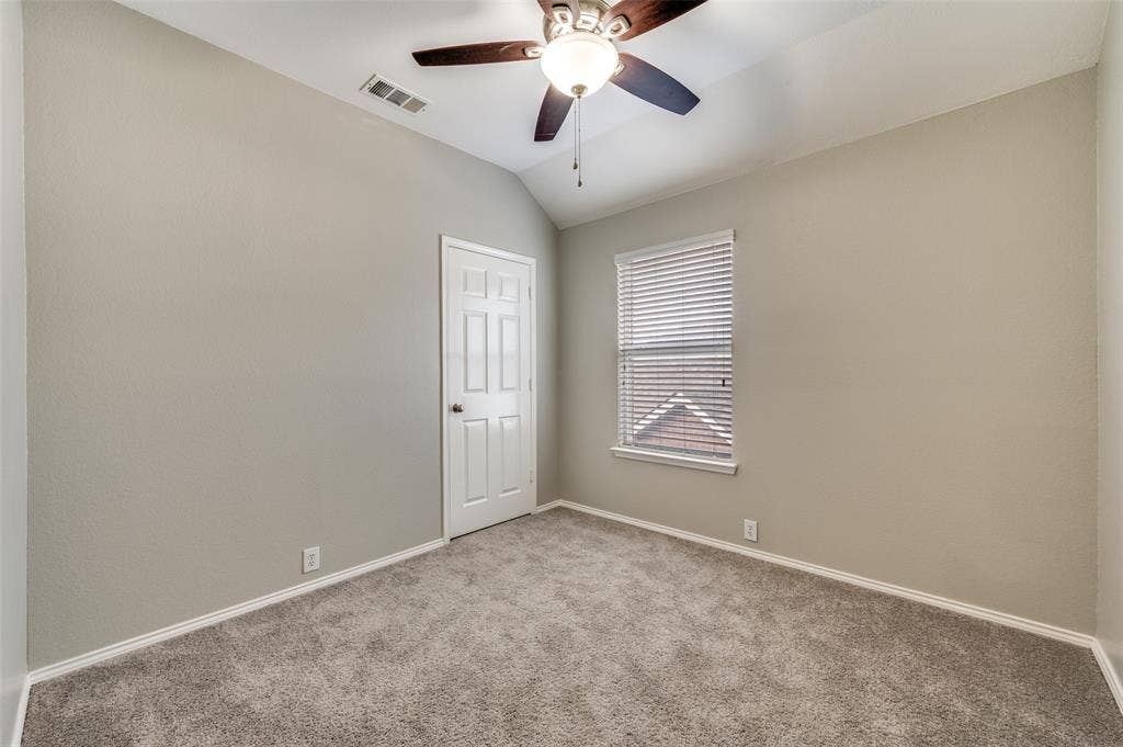 2873 Del Largo Way, Frisco, TX 75033 Bedroom 3 Vaulted ceiling with a ceiling fan light fixture, wall-to-wall carpeting, window with blinds, and a paneled interior door