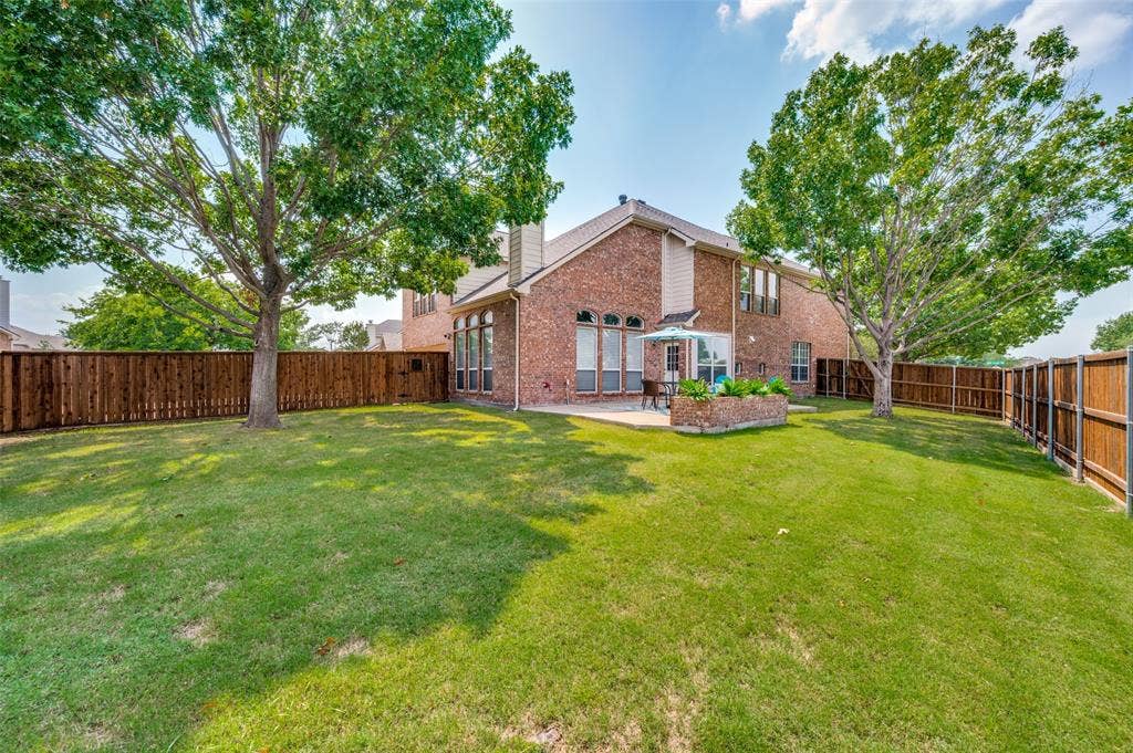 2873 Del Largo Way, Frisco, TX 75033 Expansive lawn featuring mature trees and a privacy fence