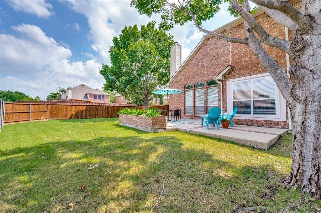 2873 Del Largo Way, Frisco, TX 75033 Expansive green lawn with a wood fence perimeter