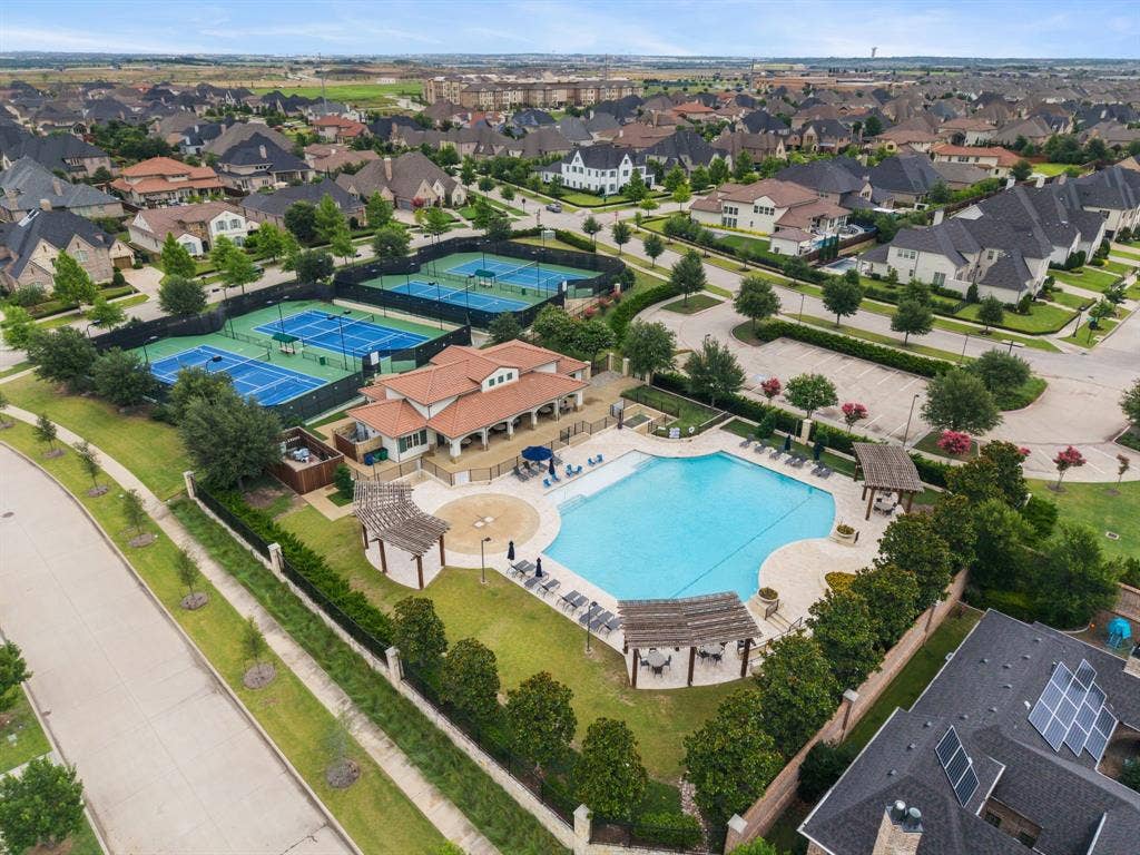 12921 Railhead Court, Frisco, TX 75033 Community Pool and Tennis / Pickleball Courts / Hiking and Biking Trails / Water Fountains.