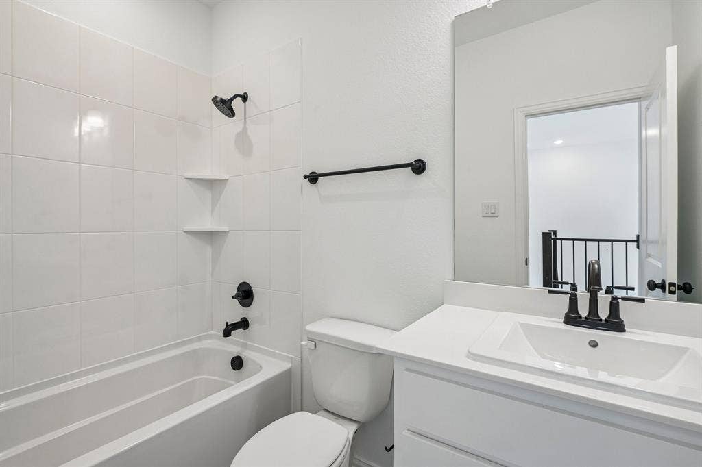 1374 Marsh Lane, Frisco, TX 75033 Crisp, clean and white with dark accents, this guest bath is a winner!