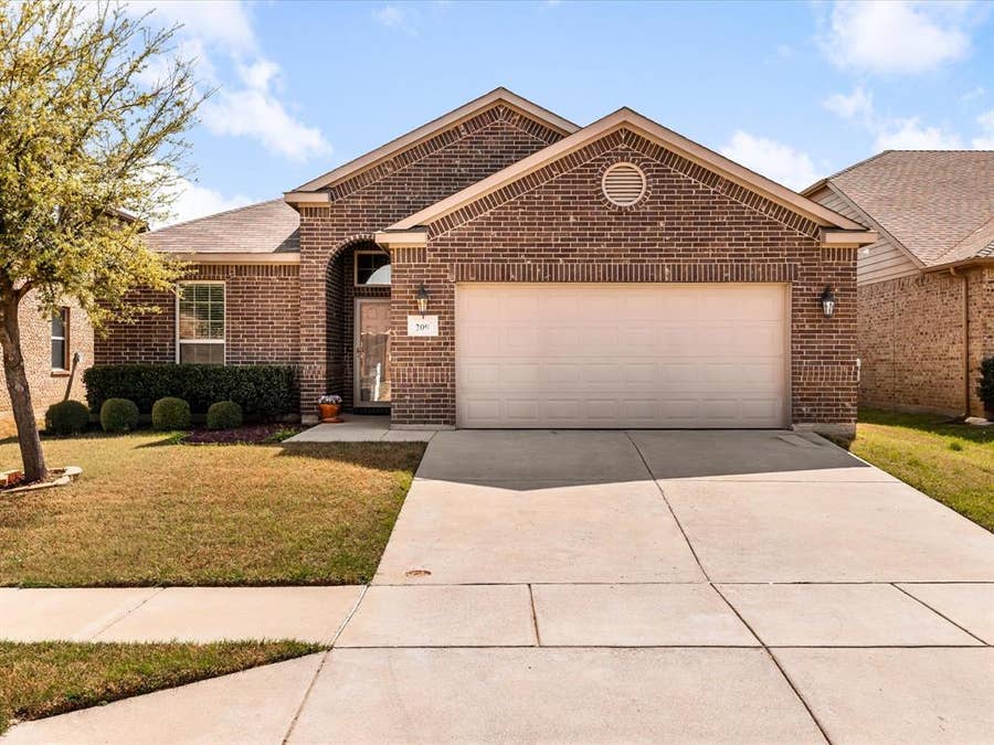 Property photo for 209 Emerald Creek Drive, Fort Worth, TX