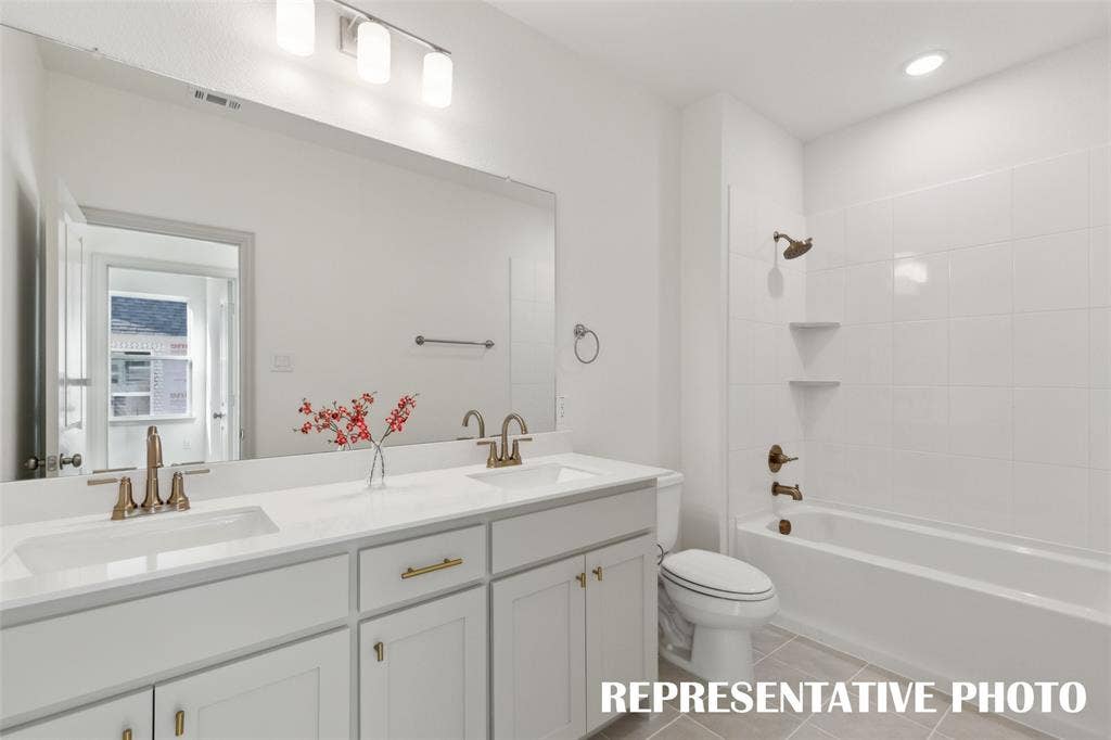 1401 Rooted Road, Frisco, TX 75033 Friends and family will enjoy this thoughtfully designed guest bath offering space for two. REPRESENTATIVE PHOTO