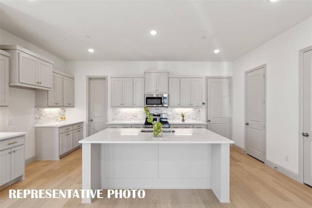 1401 Rooted Road, Frisco, TX 75033 A dream kitchen that is beautifully finished and offers everything you have been searching for! REPRESENTATIVE PHOTO
