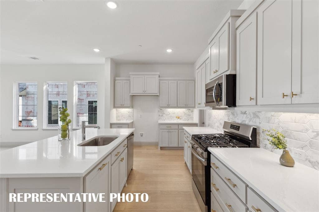 1401 Rooted Road, Frisco, TX 75033 No shortage of style, prep or storage space in this over the top dream kitchen! REPRESENTATIVE PHOTO