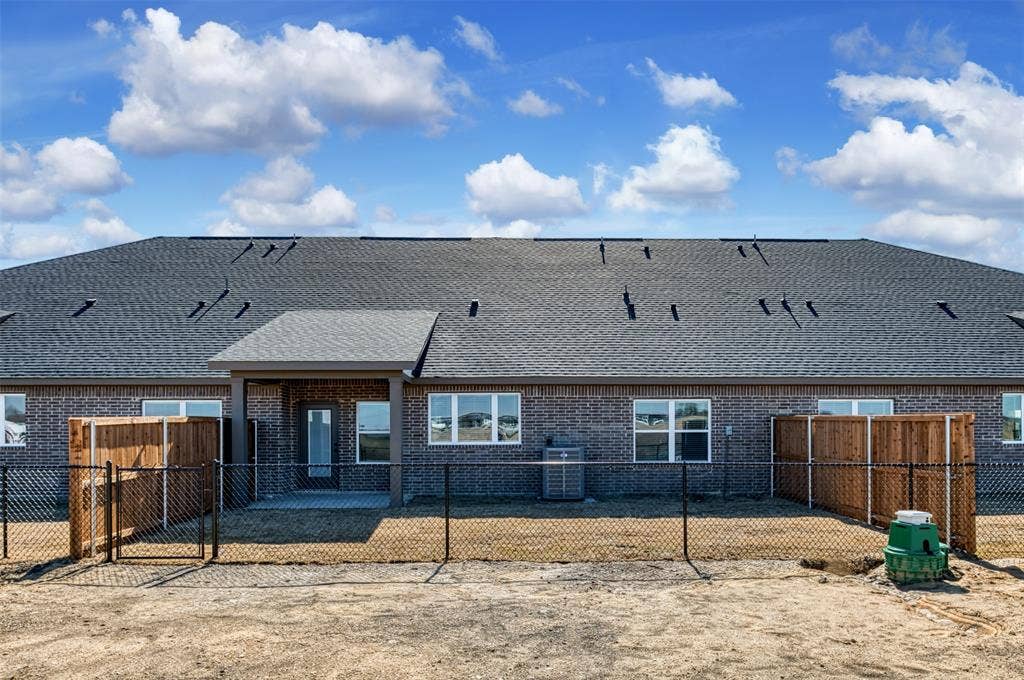4060 LeCroy Court, Midlothian, TX 76065 4060 LeCroy Court, Midlothian, TX 76065