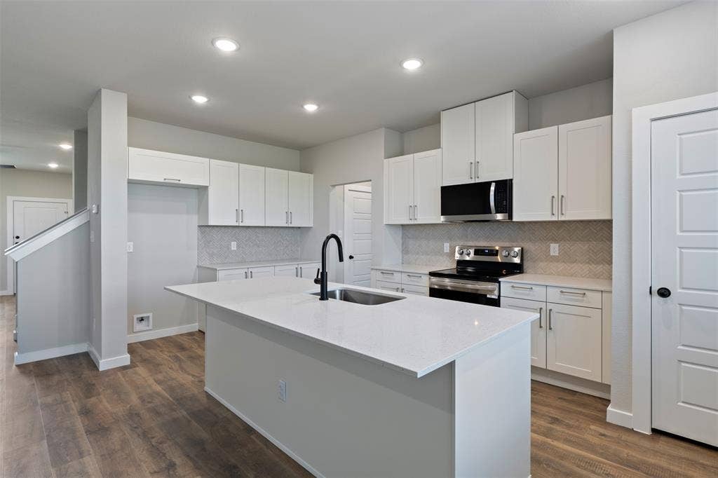 4060 LeCroy Court, Midlothian, TX 76065 4060 LeCroy Court, Midlothian, TX 76065