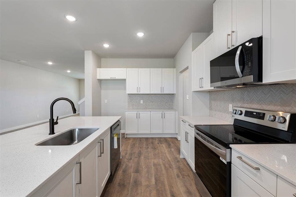 4060 LeCroy Court, Midlothian, TX 76065 4060 LeCroy Court, Midlothian, TX 76065