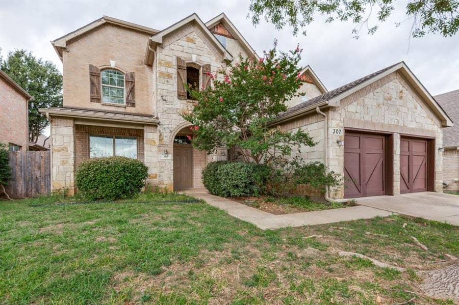 Property photo for 307 Moonlight Drive, Euless, TX