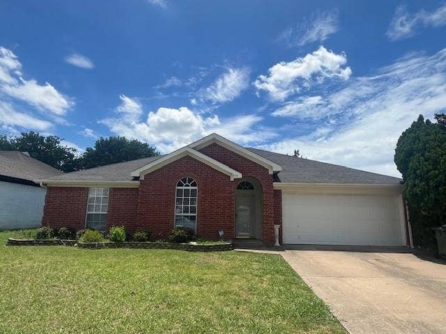 Property photo for 814 Elbe Drive, Arlington, TX