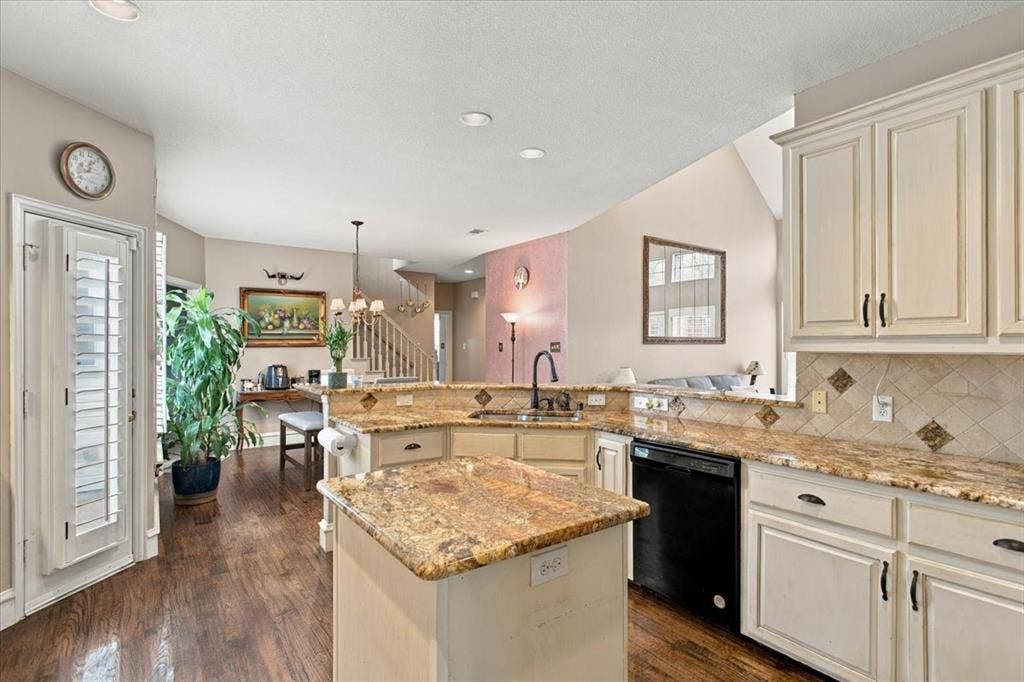 9205 Cedardale Drive, Plano, TX 75025 9205 Cedardale Drive, Plano, TX 75025