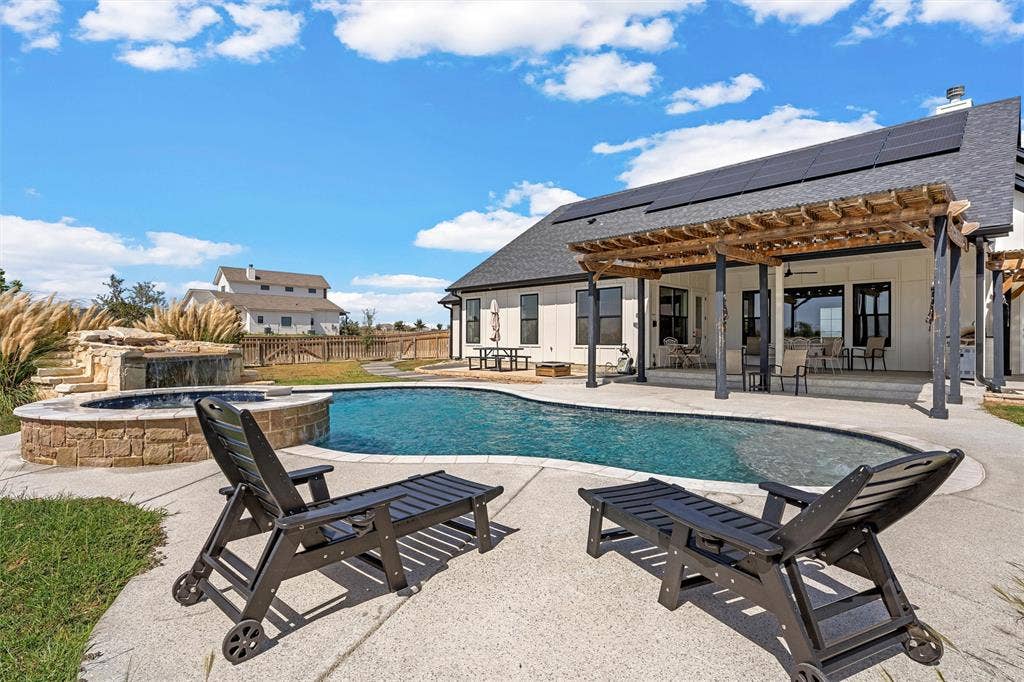 446 Wade Drive, Eddy, TX 76524 Outdoor swimming pool with integrated spa and stone surround