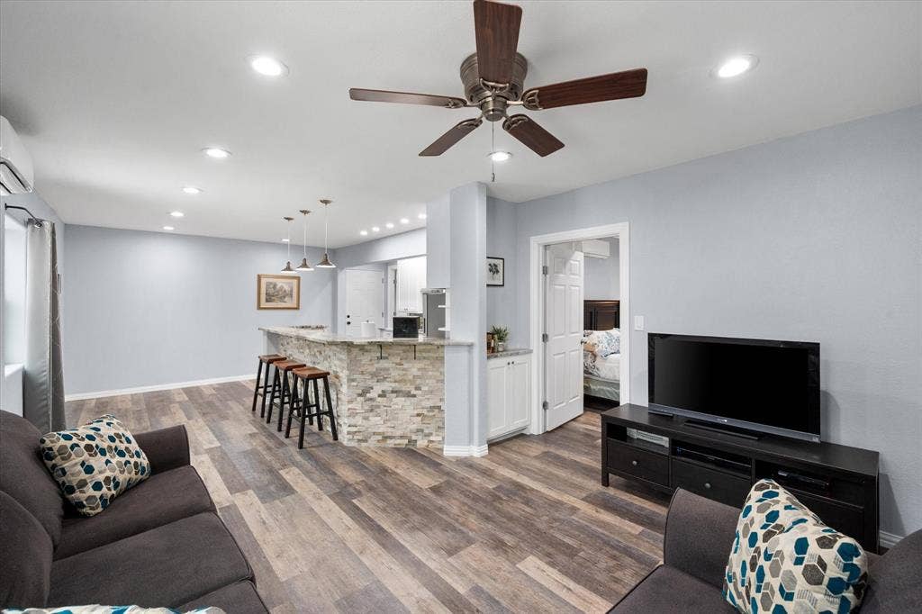 419 Sky Harbour Court, Granbury, TX 76049 Apt. Living Room
