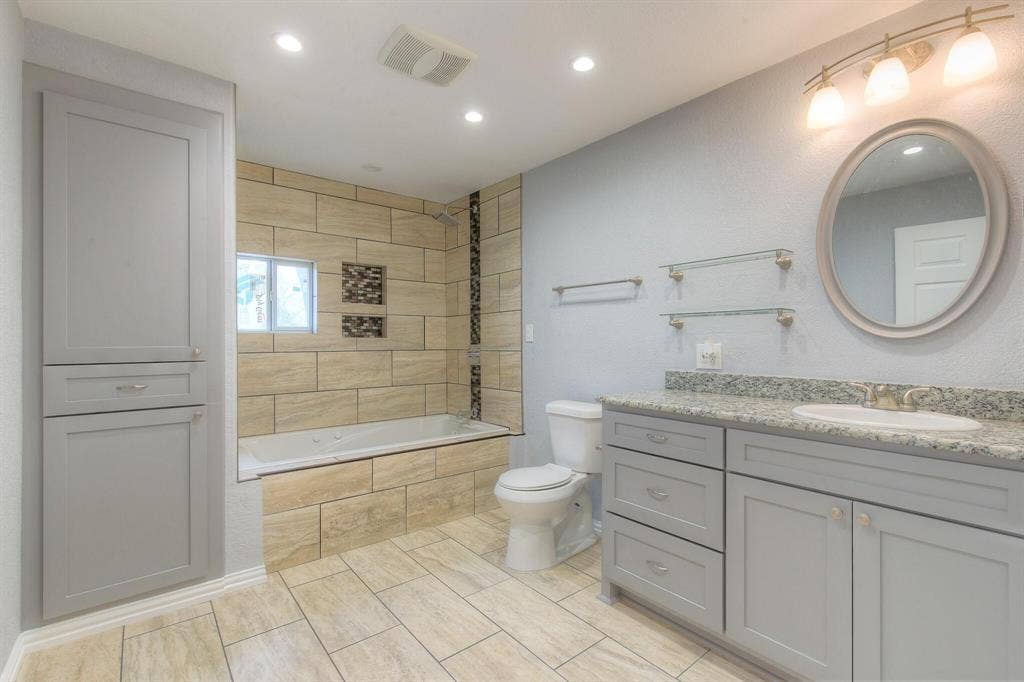 419 Sky Harbour Court, Granbury, TX 76049 Bathroom