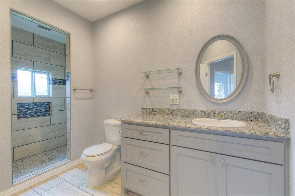 419 Sky Harbour Court, Granbury, TX 76049 Bathroom