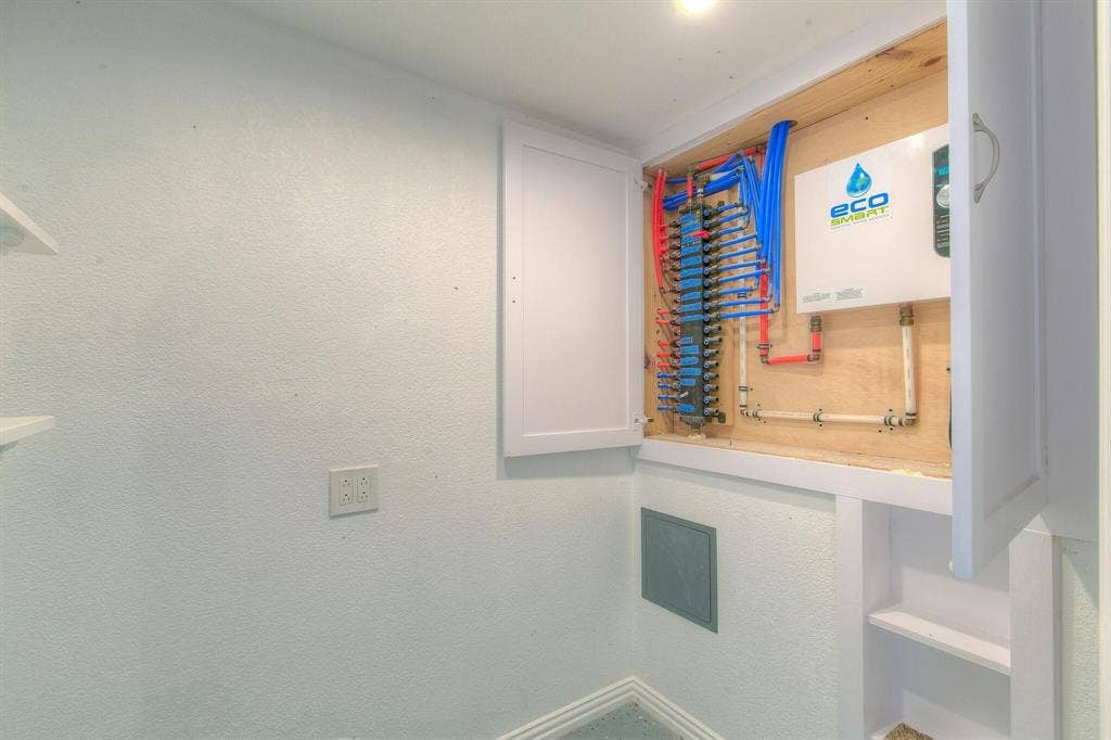 419 Sky Harbour Court, Granbury, TX 76049 Water manifold system