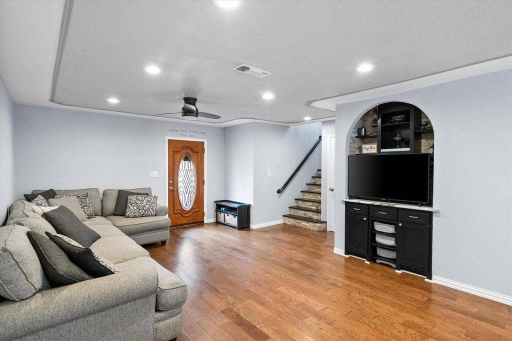 419 Sky Harbour Court, Granbury, TX 76049 Living Room