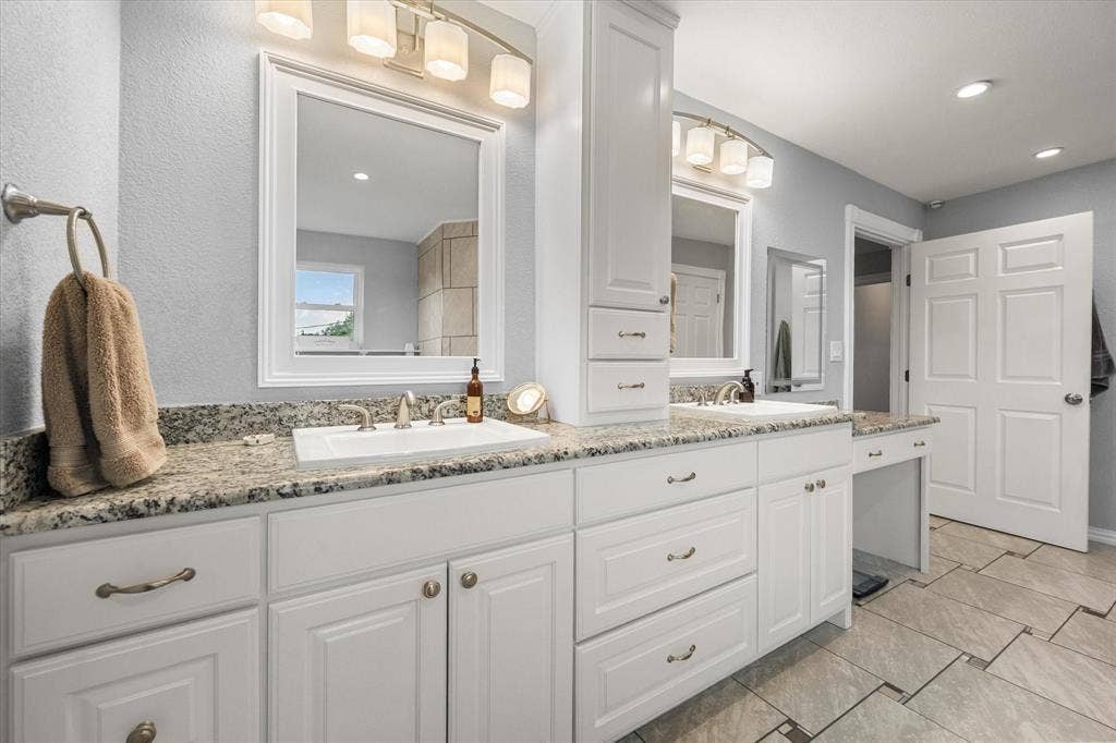 419 Sky Harbour Court, Granbury, TX 76049 Primary Bathroom