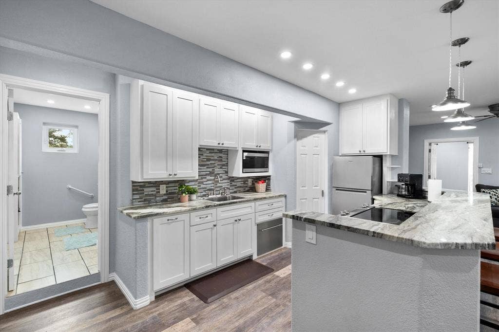 419 Sky Harbour Court, Granbury, TX 76049 Apt. Kitchen