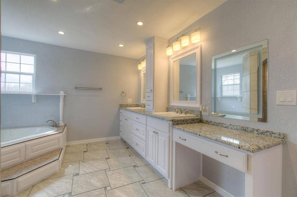 419 Sky Harbour Court, Granbury, TX 76049 Primary Bathroom