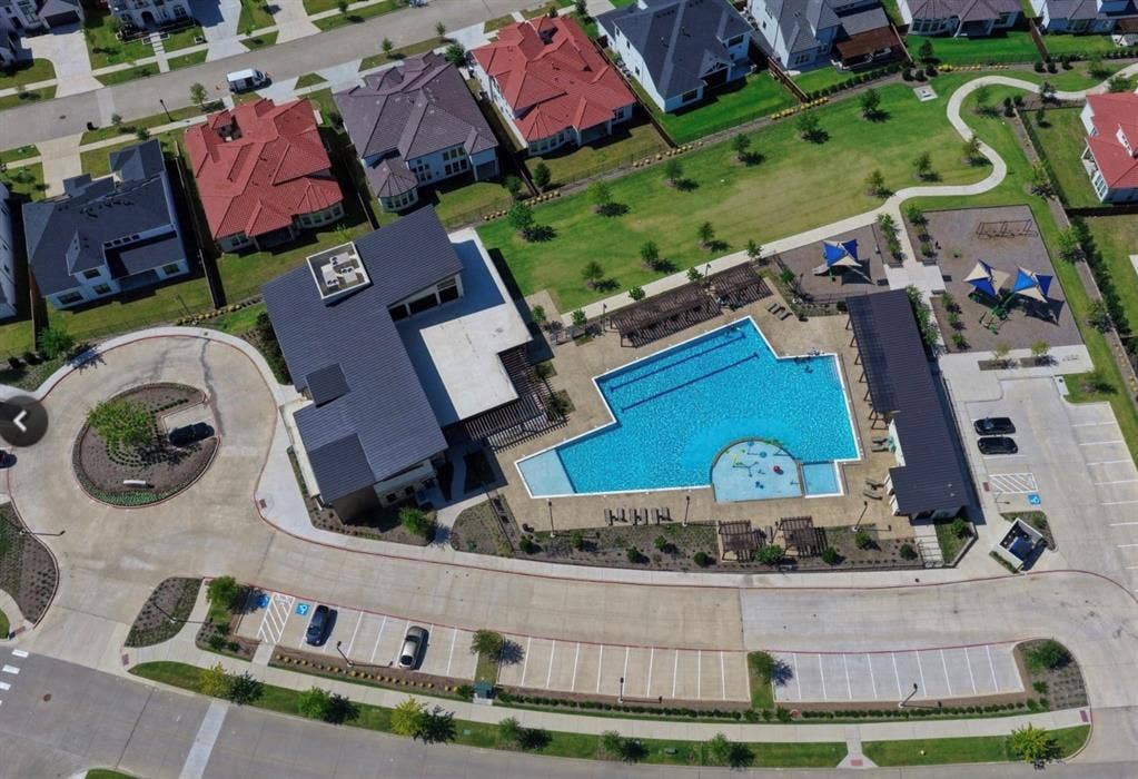 12512 Deer Trail, Frisco, TX 75035 Community pool with integrated wading area, adjacent clubhouse, and ample on-site parking