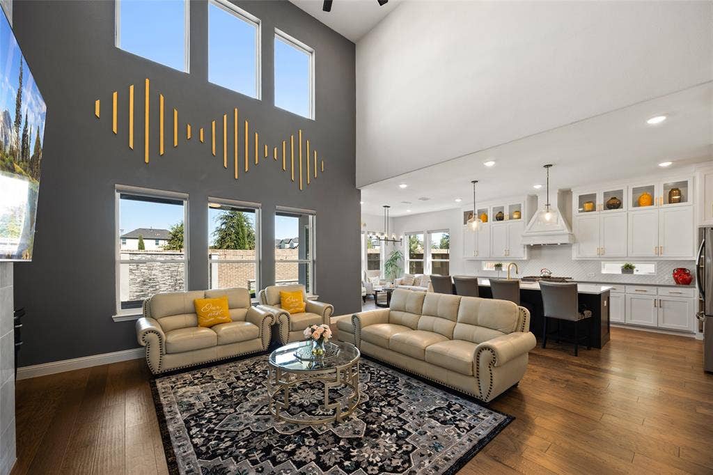 12512 Deer Trail, Frisco, TX 75035 Vaulted ceiling, wood-finish flooring, white shaker cabinetry, kitchen island with seating, stainless steel appliances