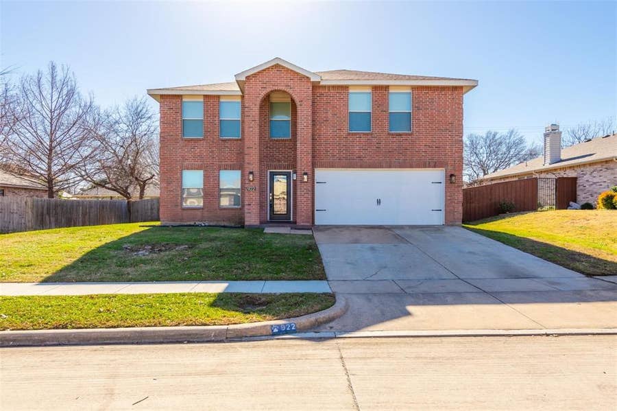 Property photo for 922 White Dove Drive, Arlington, TX