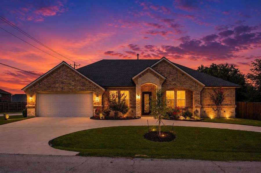 Property photo for 101 Sycamore Lane, Roanoke, TX