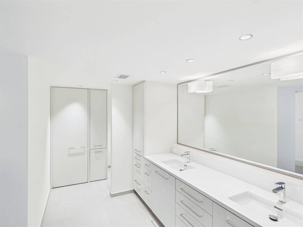 1111 Lagoon, Dallas, TX 75207 2nd Floor Suite