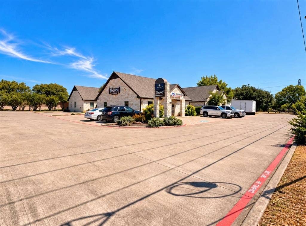 7201 Baker Boulevard, #B-1, Richland Hills, TX 76118 Photos have been digitally enhanced for improved clarity and presentation. No material features of the property are intended to be misrepresented.