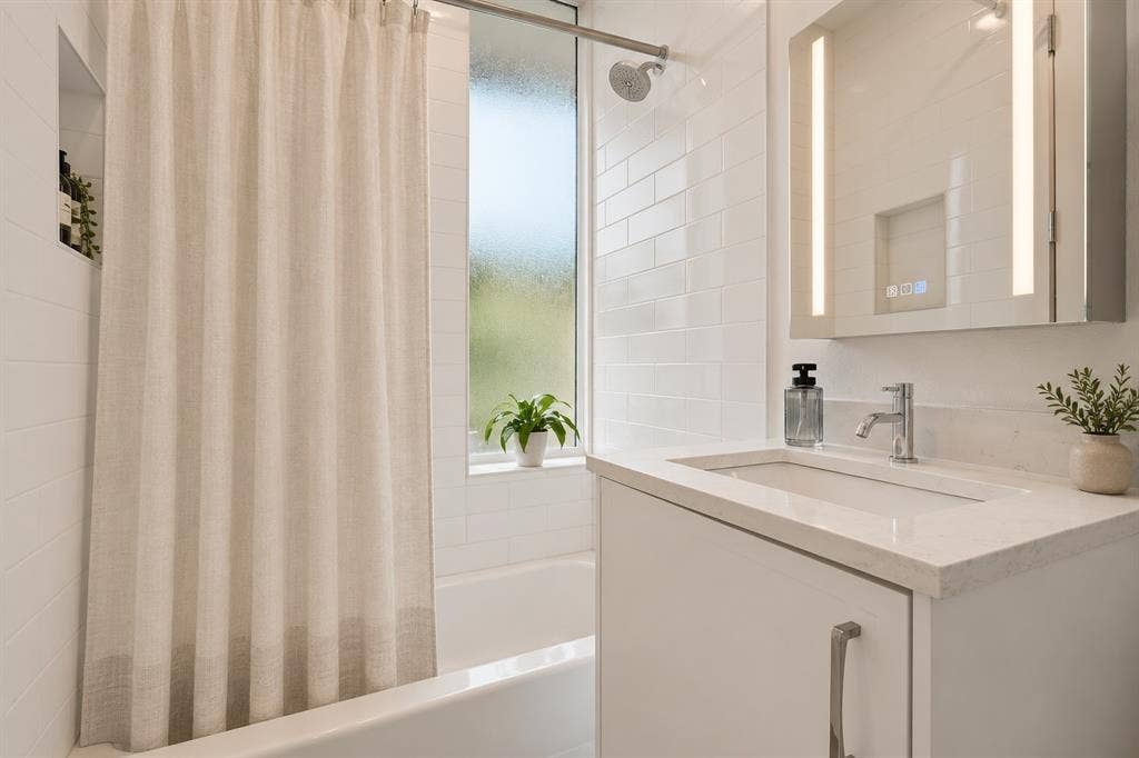 4804 Danbrook Court, Dallas, TX 75204 Secondary Bathroom
