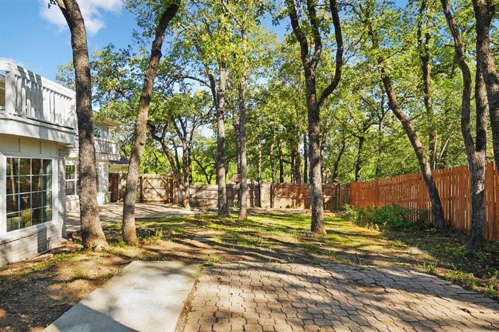 2872 Hurstview Drive, Hurst, TX 76054