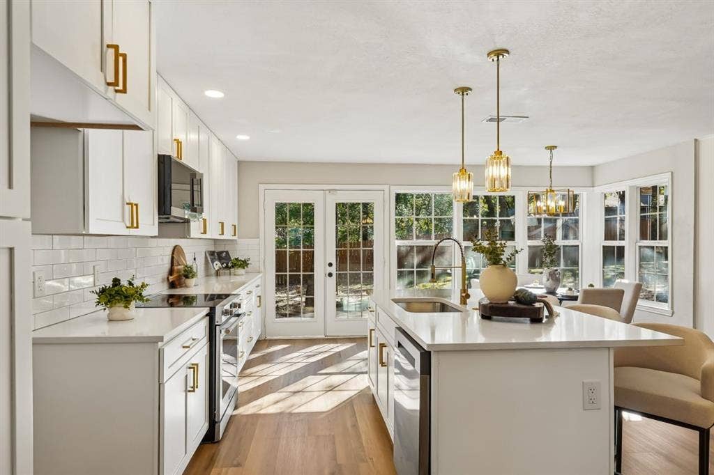 2872 Hurstview Drive, Hurst, TX 76054