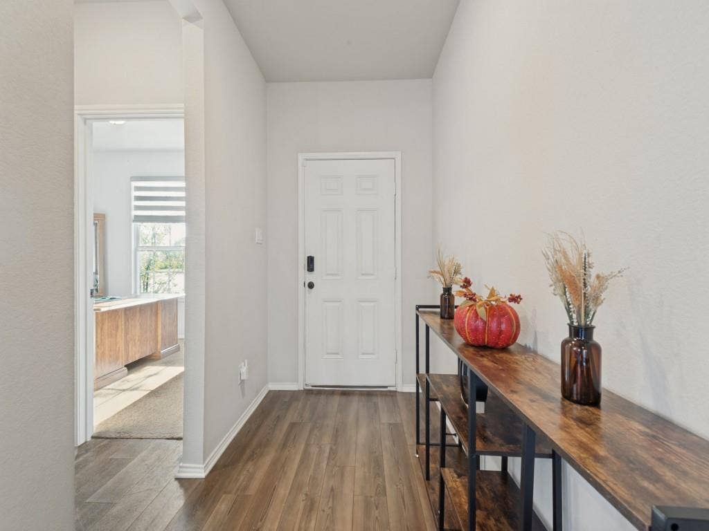 3825 S Courtney Court, Heartland, TX 75126 Wood-finish flooring throughout, white interior door, and light-toned walls