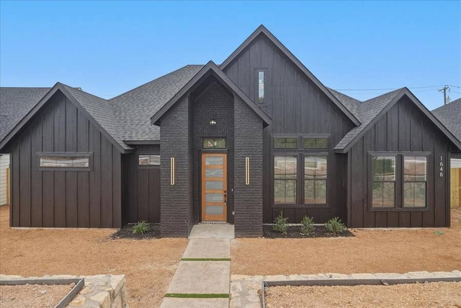 Property photo for 1648 W Wintergreen Road, Lancaster, TX