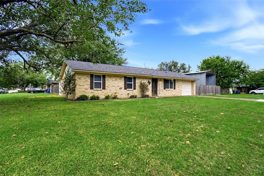 Property photo for 803 S 1st Street, Sanger, TX